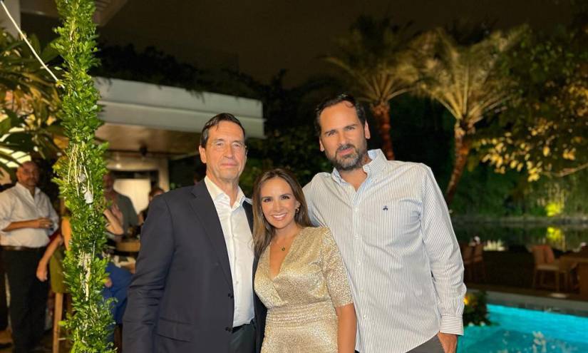 En la foto el conferencista médico Mario Alonso Puig, la periodista Estéfani Espín y su esposo Felipe Estrada.