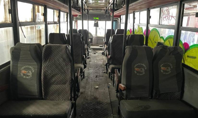 Interior de uno de los trenes con los asientos deteriorados y con basura. Interior de uno de los trenes con los asientos deteriorados y con basura.