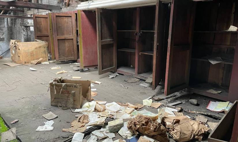 Los anaqueles en donde se guardaban documentos están destrozados. Los anaqueles en donde se guardaban documentos están destrozados.