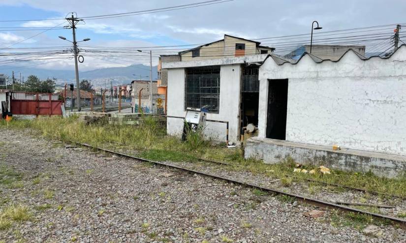 La máquina despachadora de combustible junto a las oficinas. La máquina despachadora de combustible junto a las oficinas.