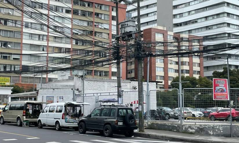 En las calles Corea y Juan González hay un poste saturado de cables.