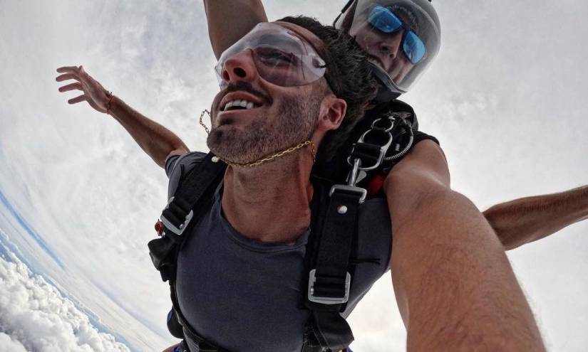 Leonardo Campana saltando de paracaídas durante sus vacaciones.