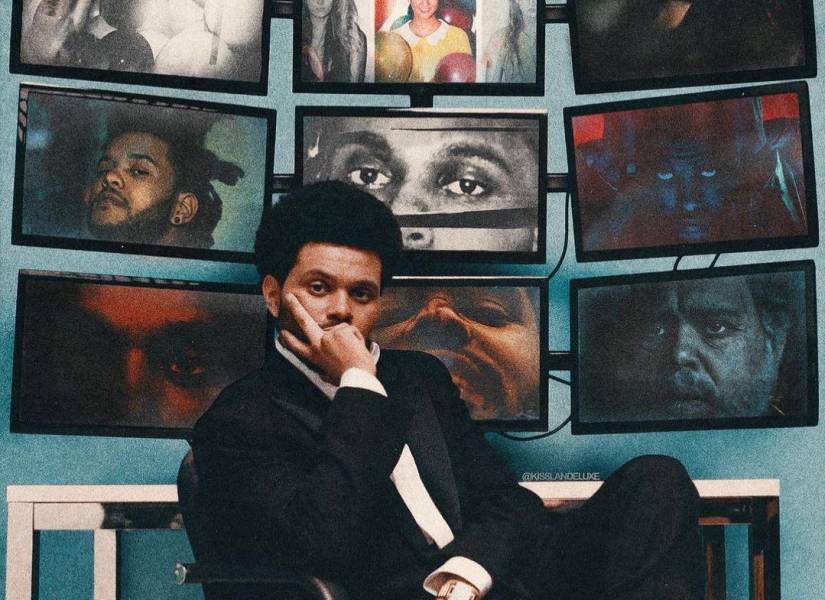 The Weeknd sentado con un fondo que muestran las portadas de sus álbumes