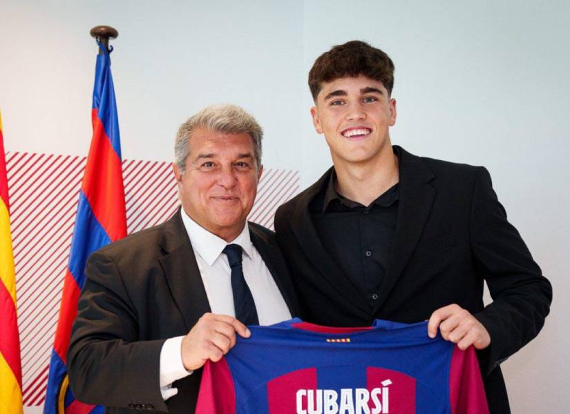 El presidente del FC Barcelona en la firma de contrato de Cubarsí. (Cuenta X @FCBarcelona)