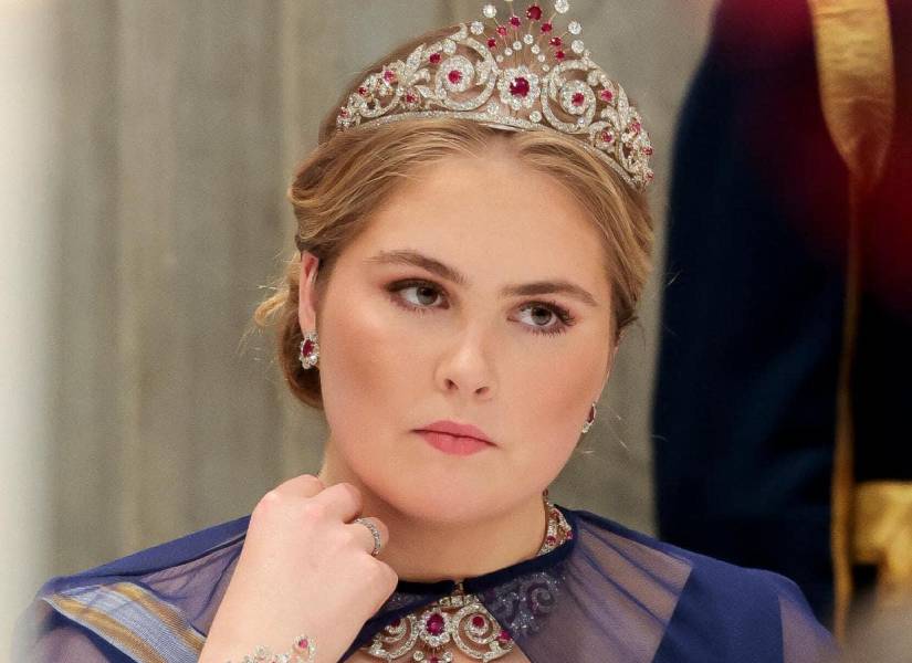 Catalina Amalia de Orange, nacida el 7 de diciembre de 2003, es la hija mayor de los reyes Guillermo Alejandro y Máxima de los Países Bajos. Como primogénita, ostenta el título de Princesa de Orange y es la heredera al trono del reino neerlandés.