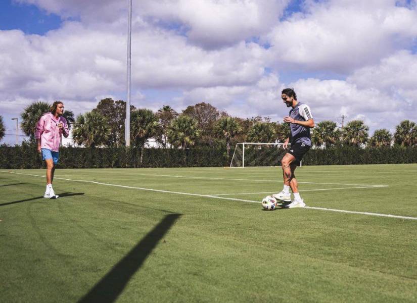 Stefanos Tsitsipas con Leonardo Campana en las instalaciones del Inter Miami