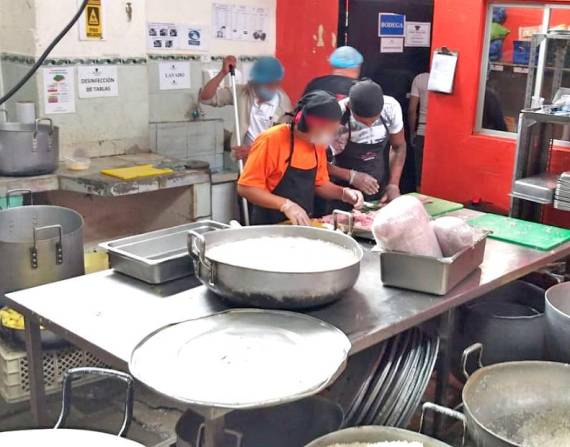 Imagen de trabajadores preparando comida en la cárcel de Ibarra. Foto tomada en 2020.