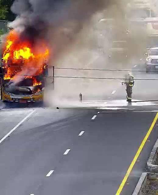 Imagen de un bus incendiado en la parroquia Progreso de Guayaquil, la mañana de este jueves 2 de mayo del 2024.