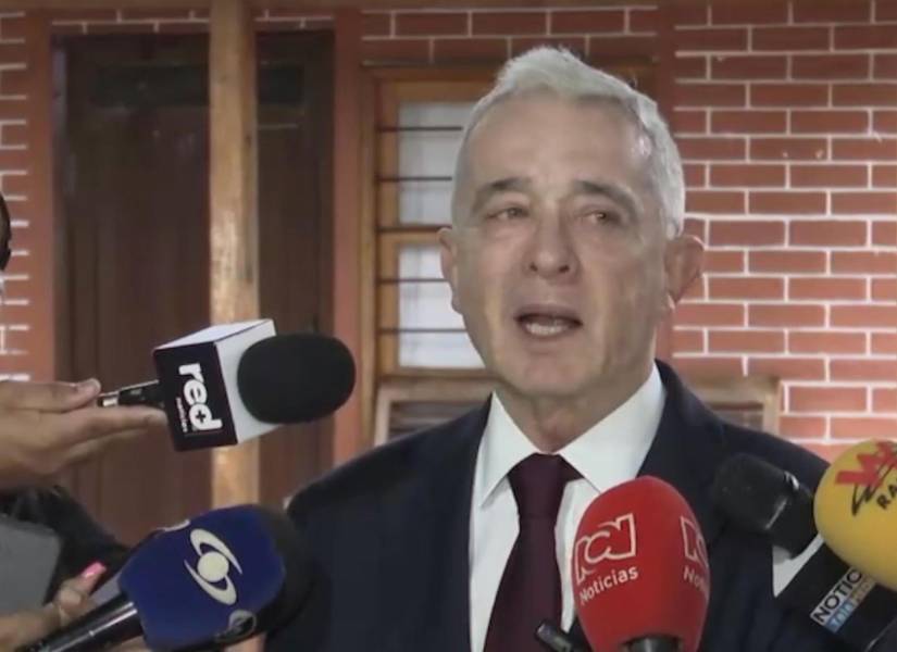 Imagen tomada de un vídeo cedido por el partido Centro Democrático que muestra al expresidente colombiano Álvaro Uribe durante una rueda de prensa este viernes en Bogotá, Colombia.