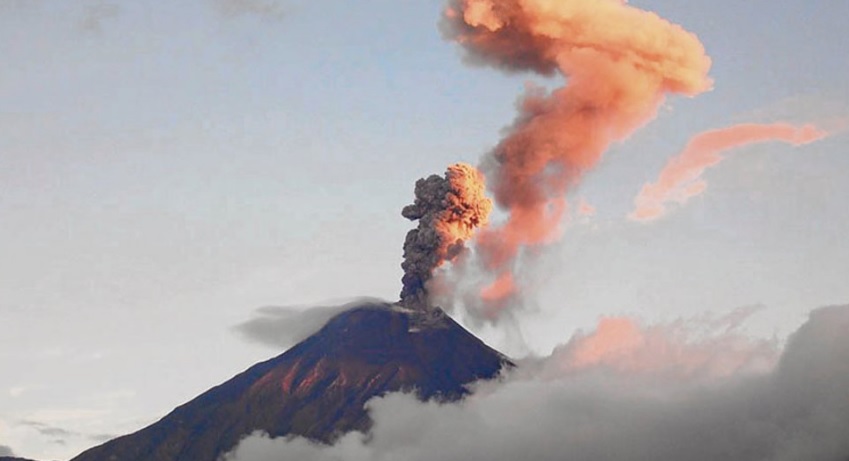 Volcán Reventador emite bloques incandescentes