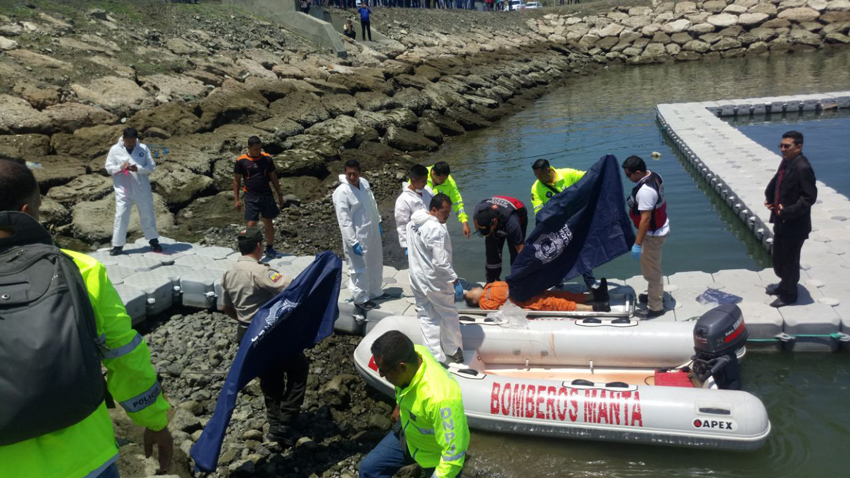 Rescatan tres cuerpos tras caída de helicóptero frente a playa de San Mateo en Manabí