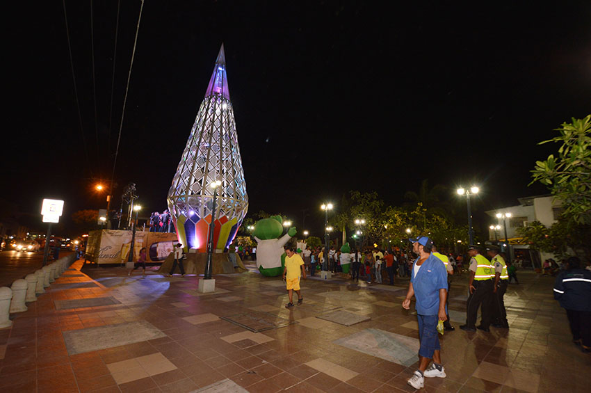 luminación de árboles navideños en sectores populares de Guayaquil