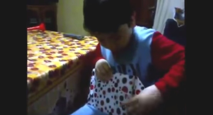 (VIDEO) Conmovedora reacción de un niño al recibir un inusual regalo