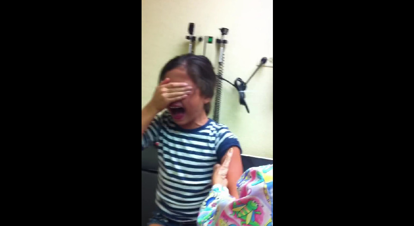 (VIDEO) La exagerada reacción de una niña por recibir una inyección