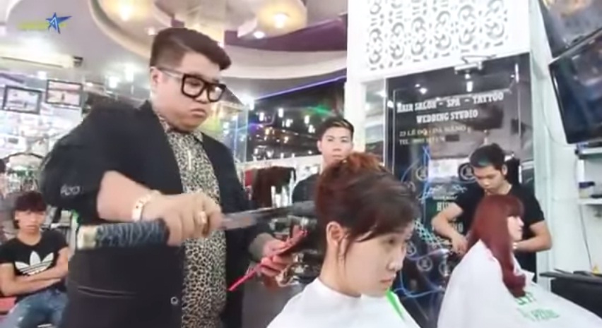 (VIDEO) Peluquero &quot;extremo&quot; corta el cabello con un intimidante objeto