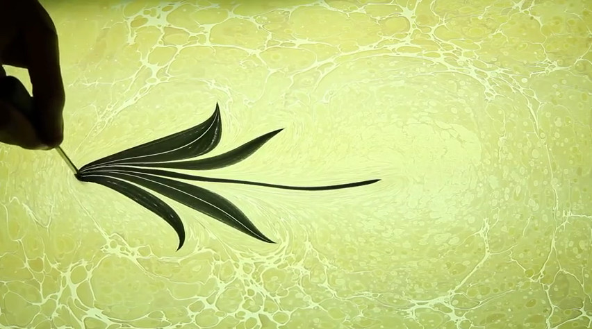 (VIDEO) Obras de arte creadas sobre el agua