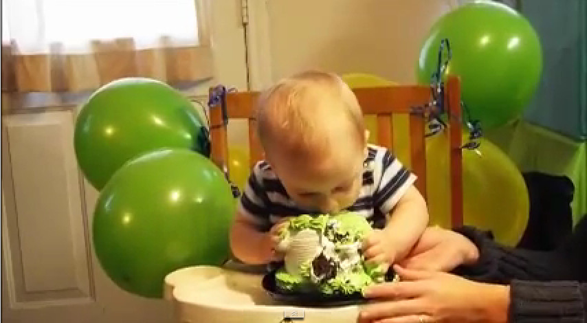 (VIDEO) Un bebé y su reacción ante su primera torta de cumpleaños