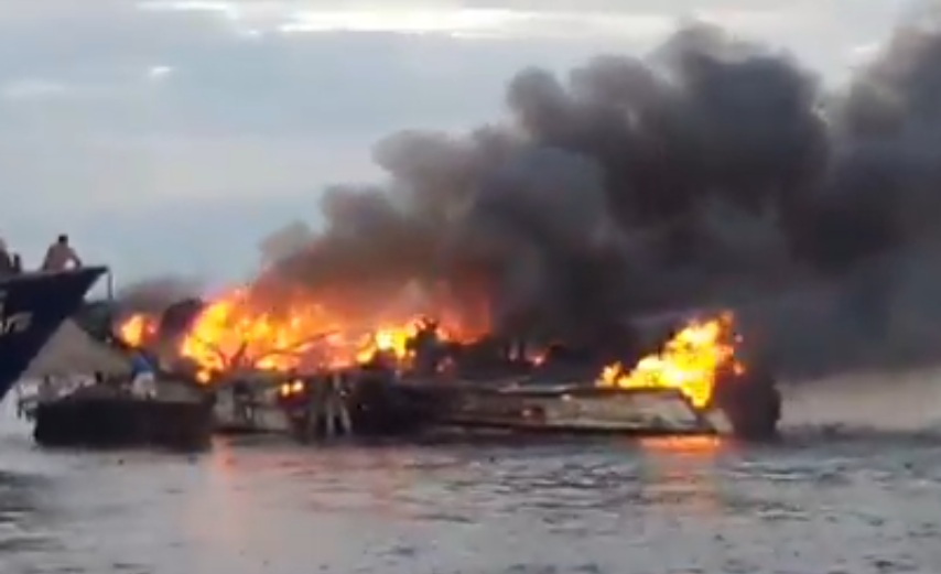 Una embarcación se incendió en el puerto pesquero de Anconcito