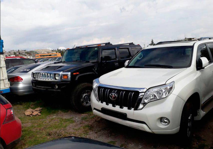Detienen a 2 vendedores de vehículos de lujo robados en Quito