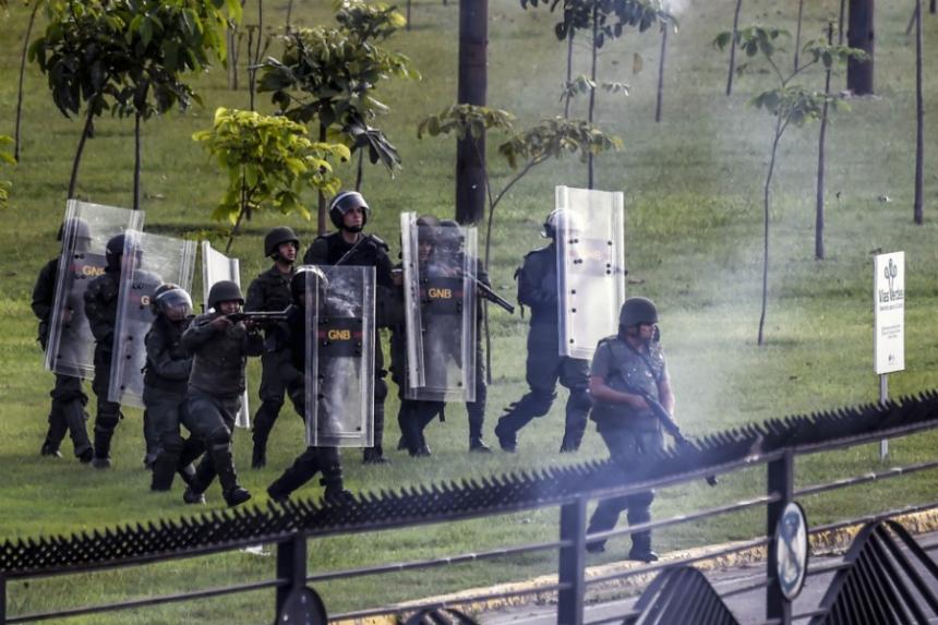 Una joven muere por disparo durante disturbios en base militar de Caracas