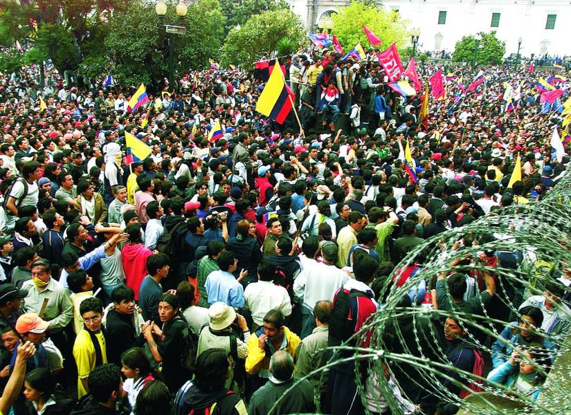 Fotografía de centenas de personas en Ccarondelet en protesta contra el Gobierno de Lucio Gutiérrez en 2005