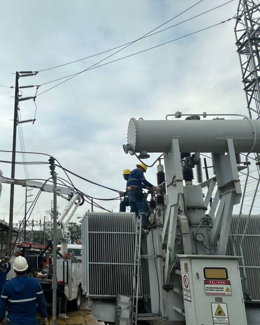 Imagen de los técnicos de CNEL arreglando una subestación eléctrica.