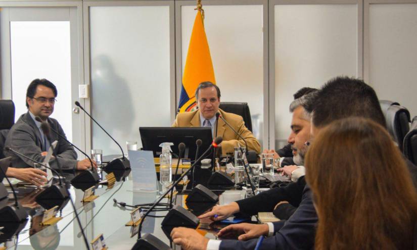 Imagen del 17 de mayo de 2022. El ministro Simón Cueva en una reunión con los directores regionales del Banco Mundial.