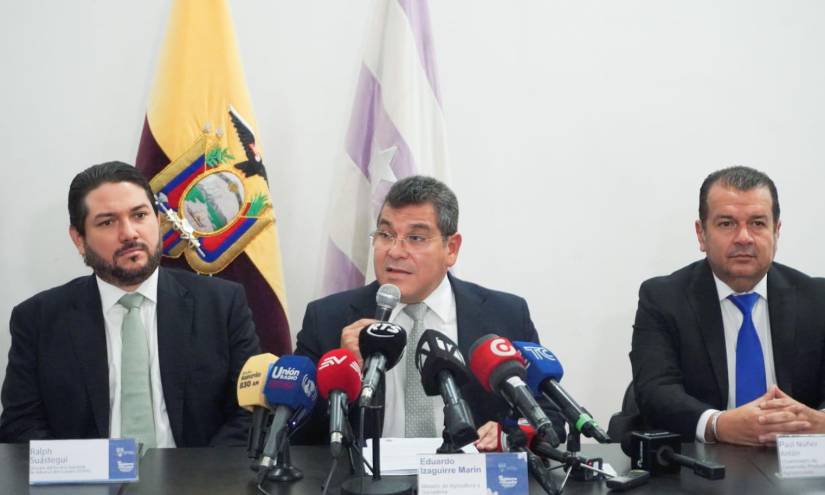 Ralph Suástegui, director del Senae; Eduardo Izaguirre, ministro de Agricultura, y Paúl Núñez, viceministro de Desarrollo Productivo y Agropecuario