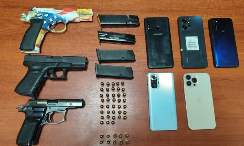 La Policía Nacional, en su cuenta de Twitter, detalló que en poder de los aprehendidos había tres armas de fuego, 48 cartuchos sin percutir y cinco celulares.