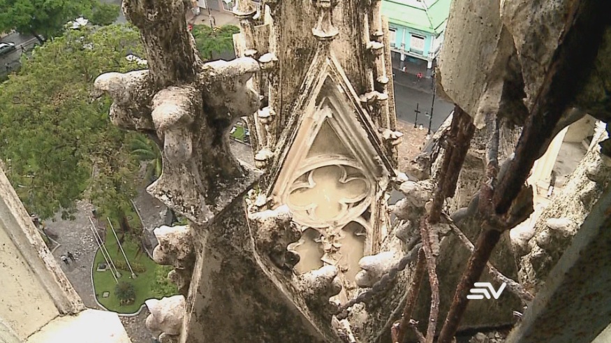 Técnicos analizan estado de Catedral de Guayaquil tras caída de una cruz