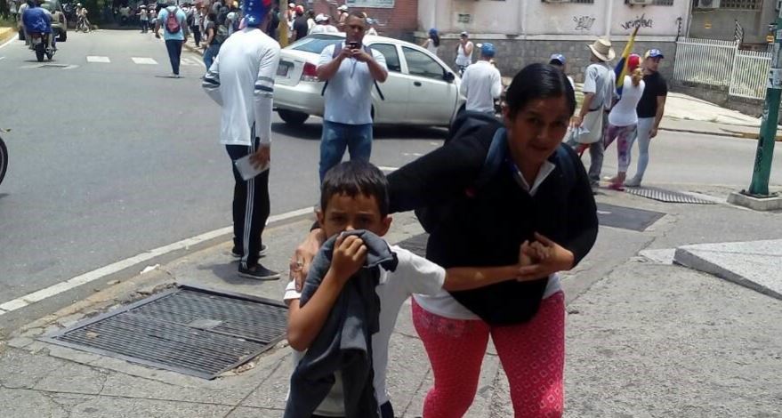 Venezuela: evacúan niños de escuela alcanzada por gases contra marcha opositora