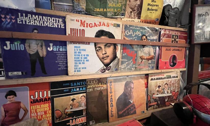 En el lugar hay una colección de 60 discos de Julio Jaramillo.