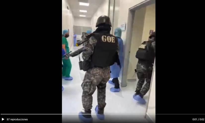 Captura de video de policías dentro del Hospital del Guasmo Sur.