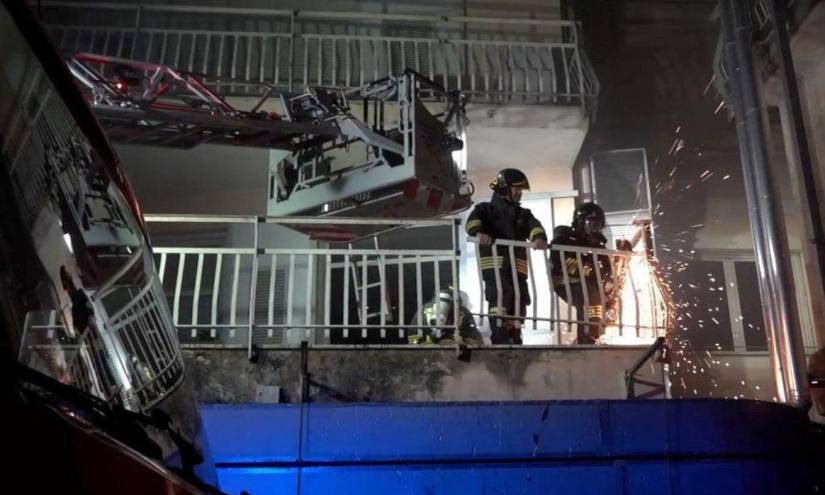 Bomberos trabajando en el hospital destruido por las llamas.