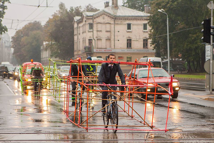 Una singular manera de mostrar cuanto espacio ahorran las bicicletas