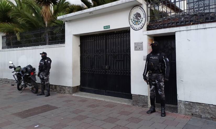 Exteriores de la Embajada de México.