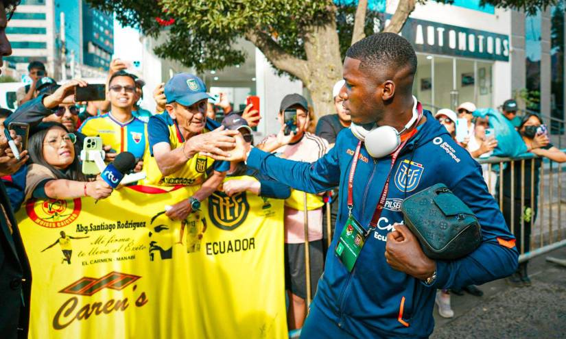 Moisés Caicedo, volante del Chelsea, saluda con aficionados de Ecuador.