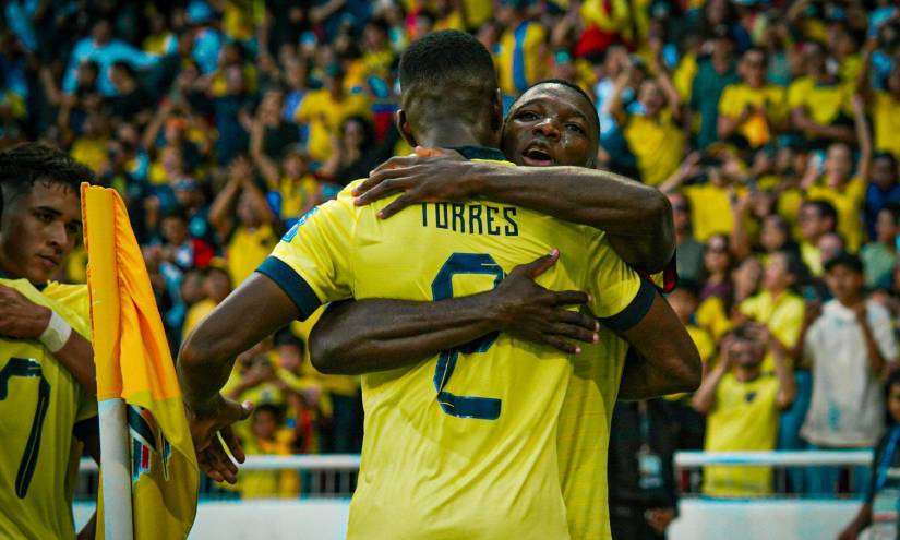 Félix Torres, autor de dos goles para Ecuador, felicitado por Moisés Caicedo.