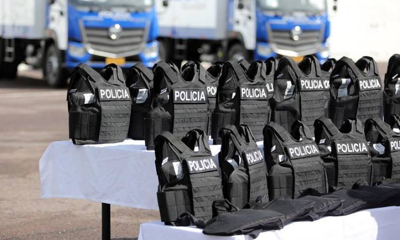 El 22 de noviembre se entregaron 10 camiones y 10 000 chalecos a la Policía Nacional.
