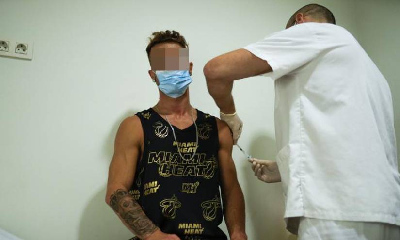 Un hombre en España se vacuna contra la viruela del mono.