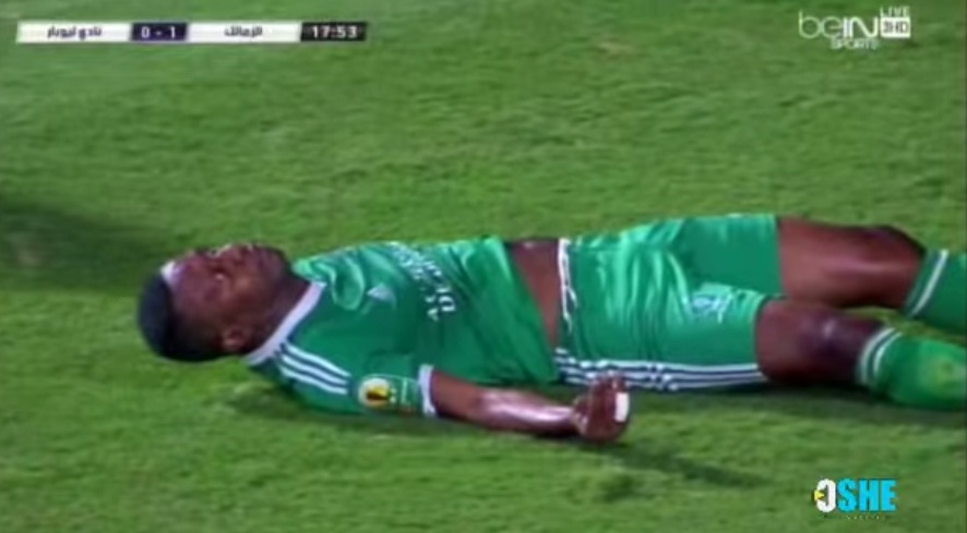 (VIDEO) Futbolista podría quedar parapléjico tras impactante caída