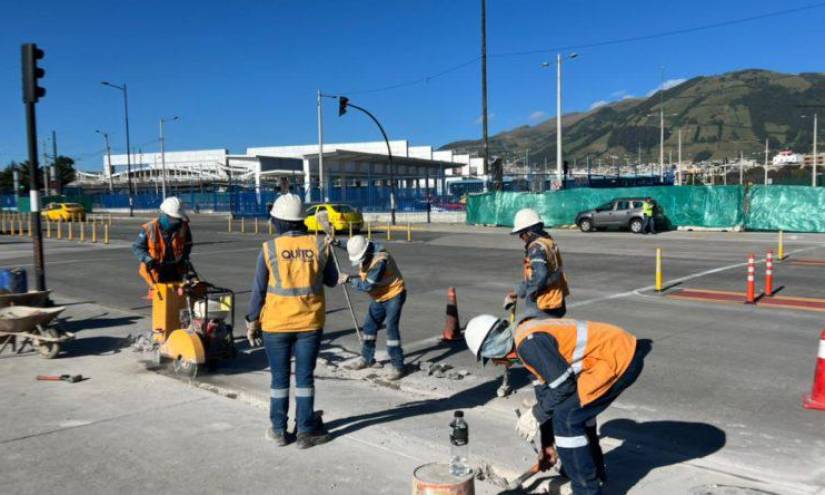 Obreros concluyen obra civil en las zonas Metro Cardenal de La Torre y Quitumbe.