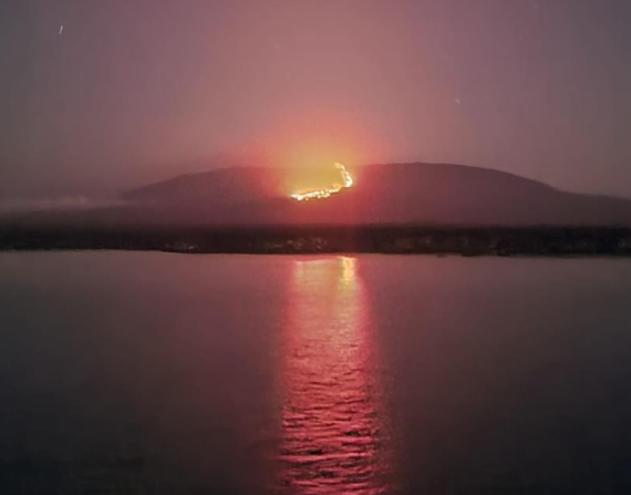 Fotografía nocturna de la erupción del volcán La Cumbre, en la isla Fernandina.