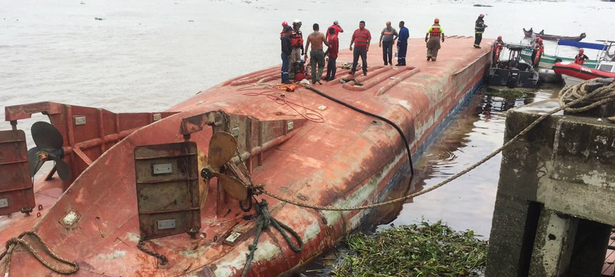Guayas: Rescatistas retoman labores por joven que permanece atrapado en nave accidentada