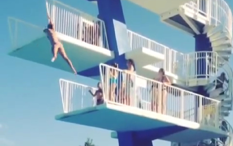 VIDEO La peor forma de saltar desde un trampolín