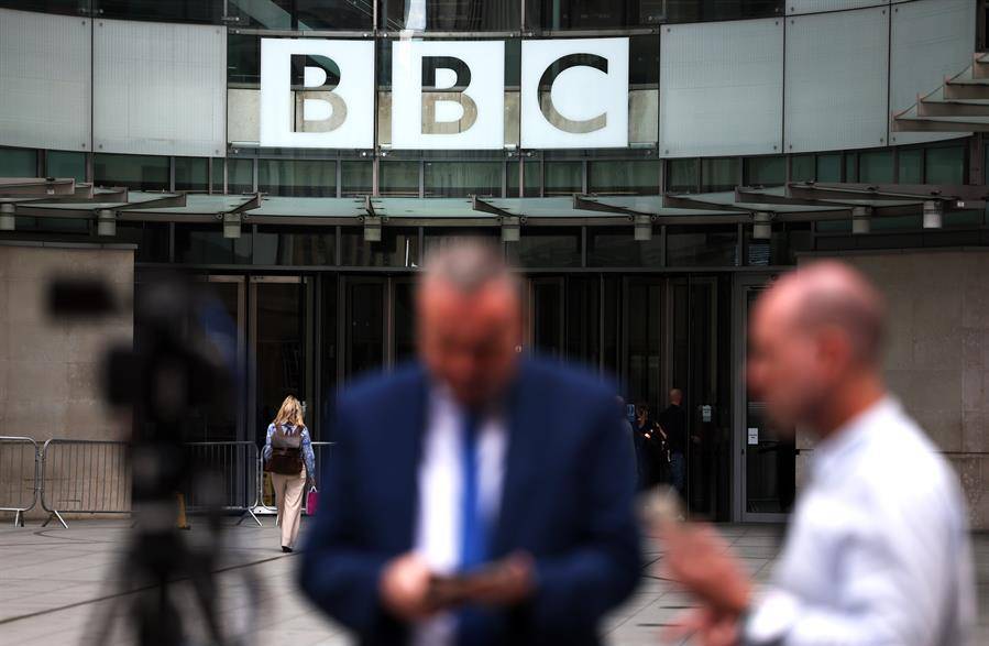 Reino Unido: la cadena de comunicación BBC, suspende la investigación del escándalo sexual de un presentador
