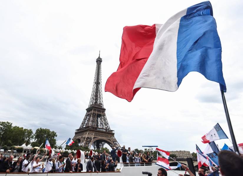 París 2024 organiza un desfile en el que los atletas dan la bienvenida a la Antorcha Olímpica.