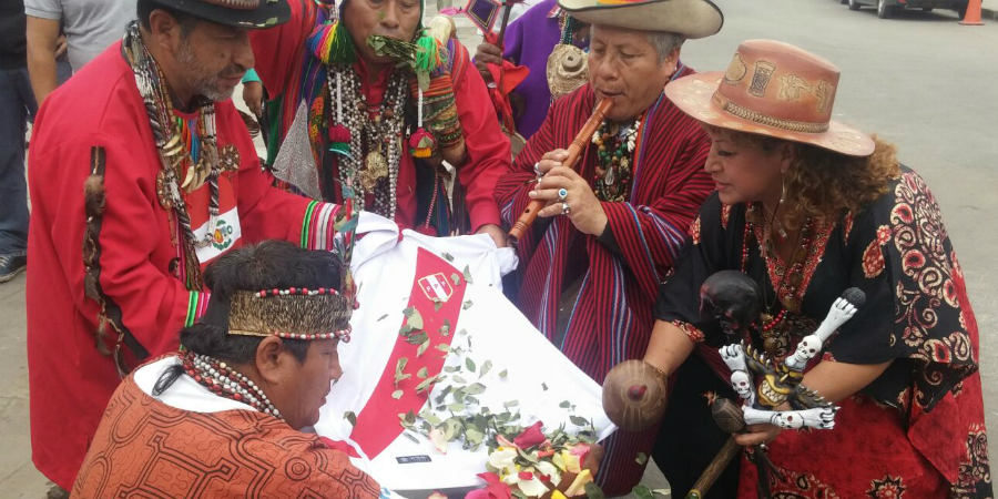 Chamanes peruanos lanzan conjuros contra la &#039;Roja&#039; chilena