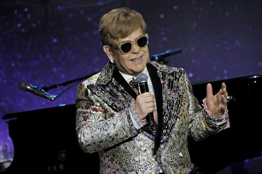 Ex esposa de Elton John presenta medida en su contra