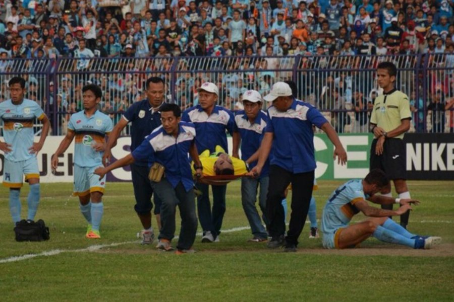 Arquero muere en Indonesia durante partido tras chocar con compañero